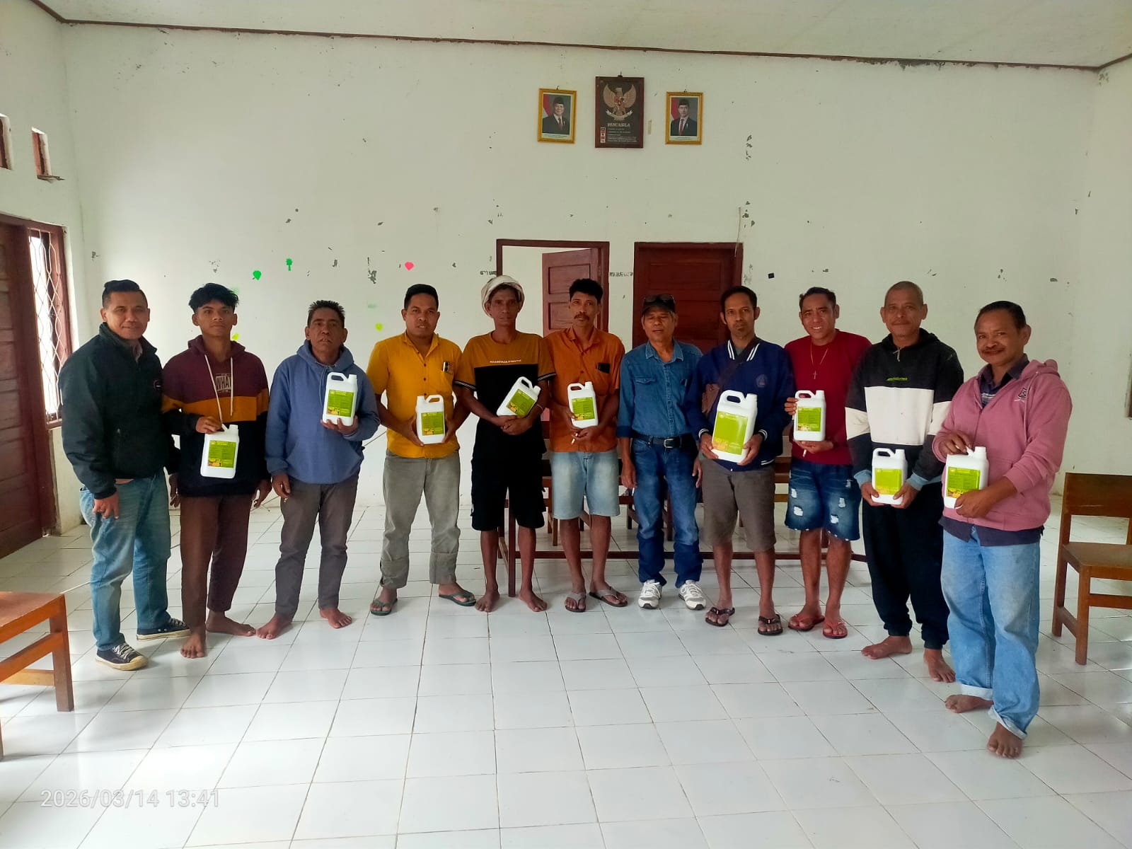 Dosen Universitas Stella Maris Sumba Sosialisasikan dan Bagikan Biofertilizer kepada Petani Sumba Barat Daya